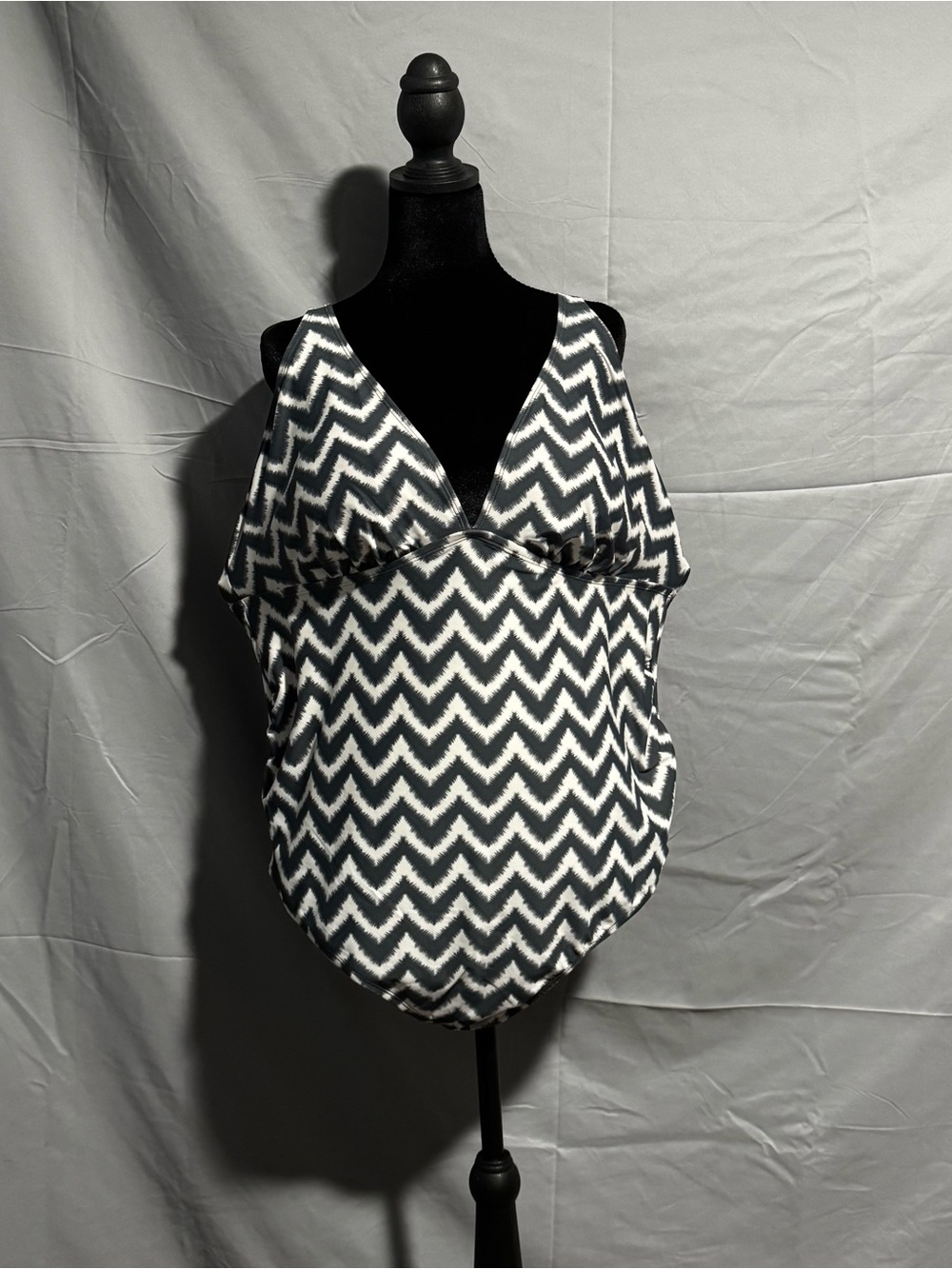 Liz Lange Maternity Women's Black and White Chevron Swimsuit